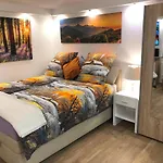 Mit Eigenem Bad, Kochnische Und Wintergarten Apartment *