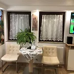 Apartment Mit Eigenem Bad, Kochnische Und Wintergarten *