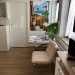Mit Eigenem Bad, Kochnische Und Wintergarten Apartment *