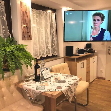 Διαμέρισμα Mit Eigenem Bad, Kochnische Und Wintergarten *