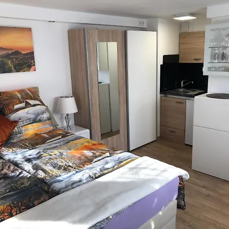 Mit Eigenem Bad, Kochnische Und Wintergarten 아파트