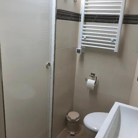 Διαμέρισμα Mit Eigenem Bad, Kochnische Und Wintergarten *