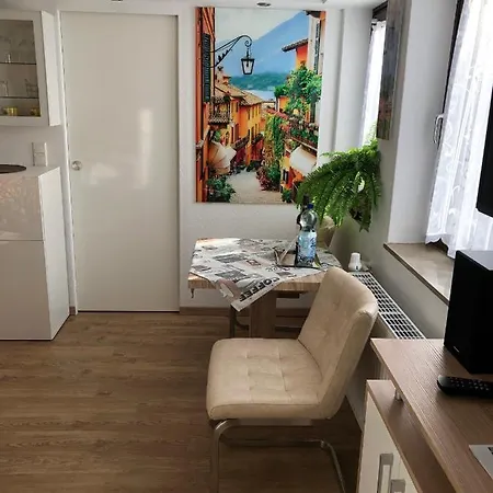 Mit Eigenem Bad, Kochnische Und Wintergarten Διαμέρισμα *