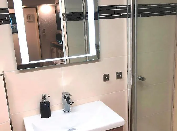 Mit Eigenem Bad, Kochnische Und Wintergarten 아파트 *