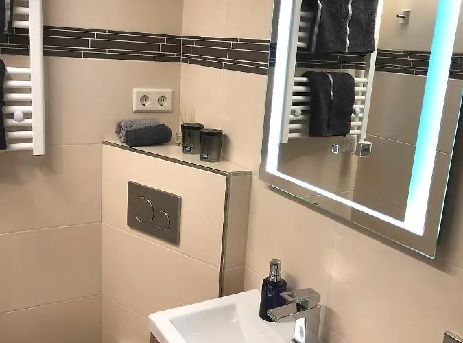 Mit Eigenem Bad, Kochnische Und Wintergarten 아파트