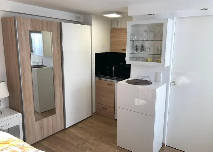 Mit Eigenem Bad, Kochnische Und Wintergarten 아파트 *