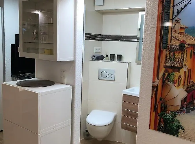 Mit Eigenem Bad, Kochnische Und Wintergarten 아파트 Dettum