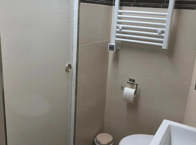 아파트 Mit Eigenem Bad, Kochnische Und Wintergarten *